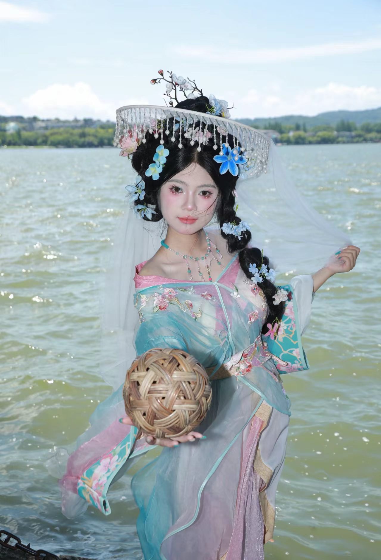湖边汉服原图